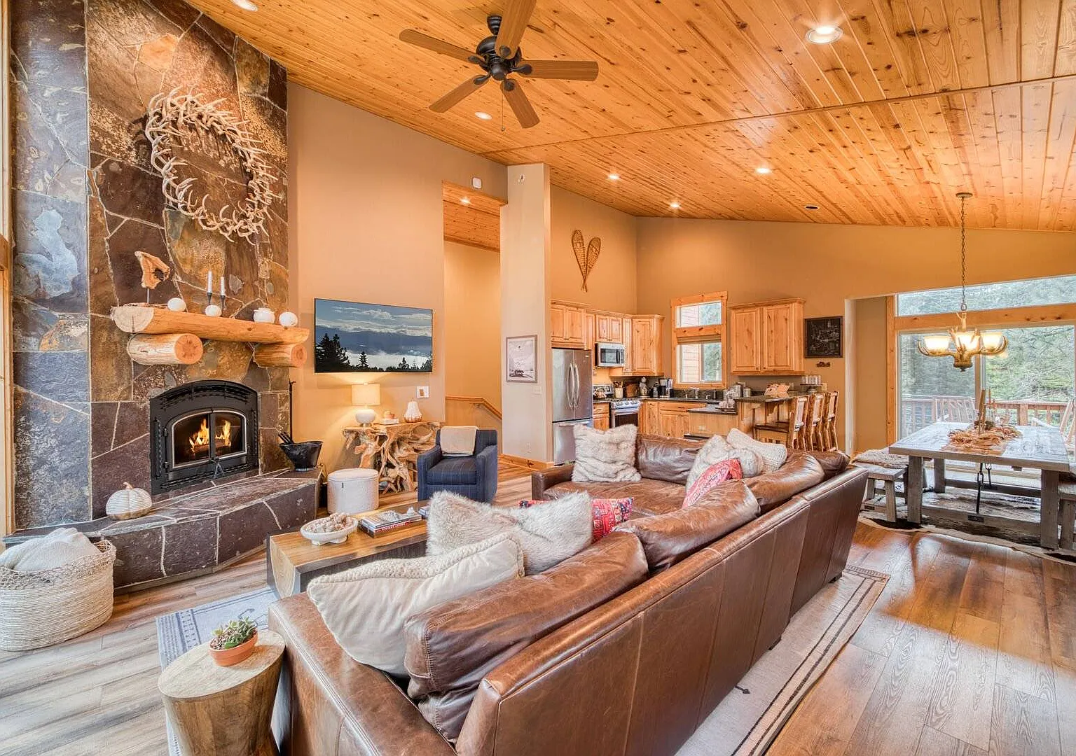 3 bed, 2.5 bath, 1946 sqft, $6,500 — Photo 1