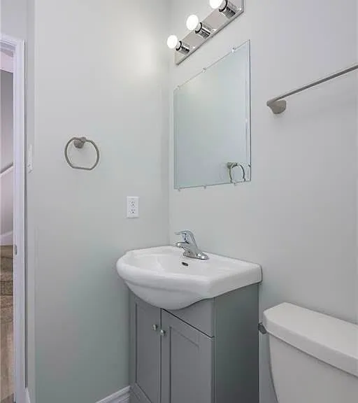1224 Oxford St E — Photo 2