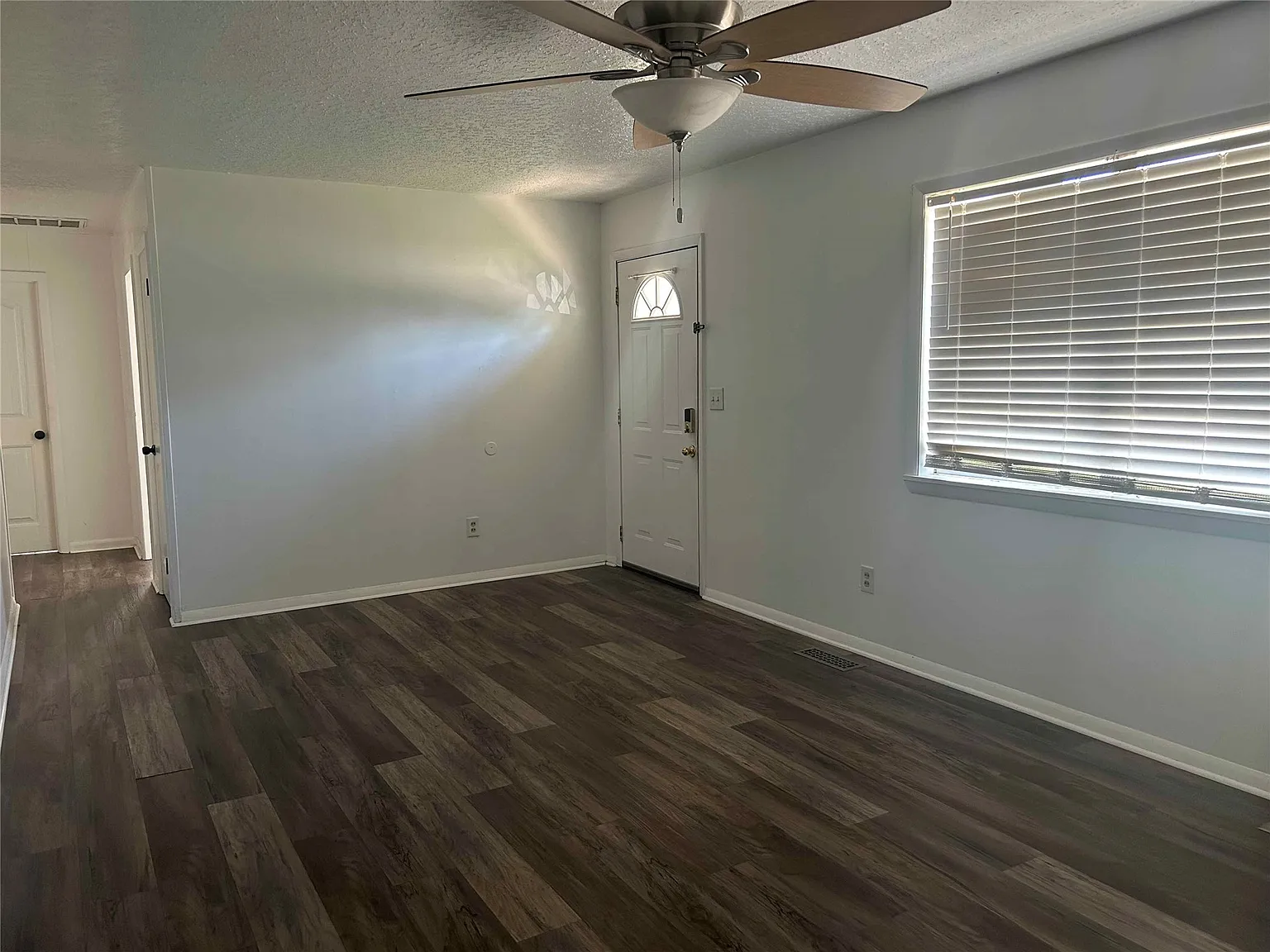 3 bed, 1.0 bath, 1076 sqft, $1,300 — Photo 2