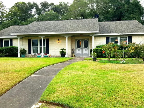 4910 Live Oak Dr, Dickinson, TX 77539