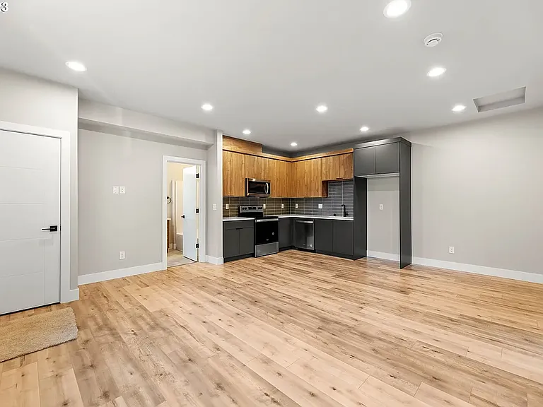 1009 V St — Photo 7