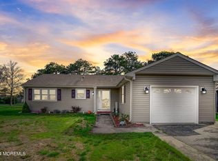 16 Thronbury Ct, Toms River, NJ 08757