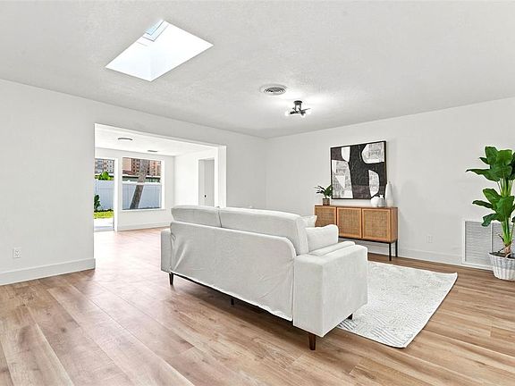 5th image of 2542 W CORAL WAY