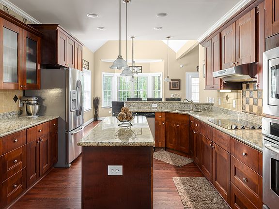 Kitchen with large island