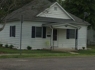 402 S Maple St, Staunton, IL 62088