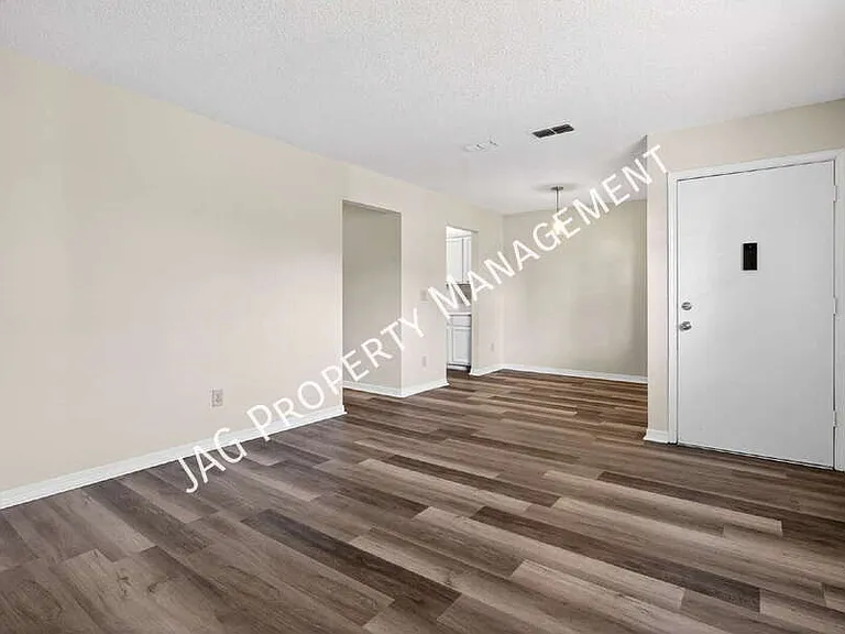 482 Bentwood Ln #C — Photo 5