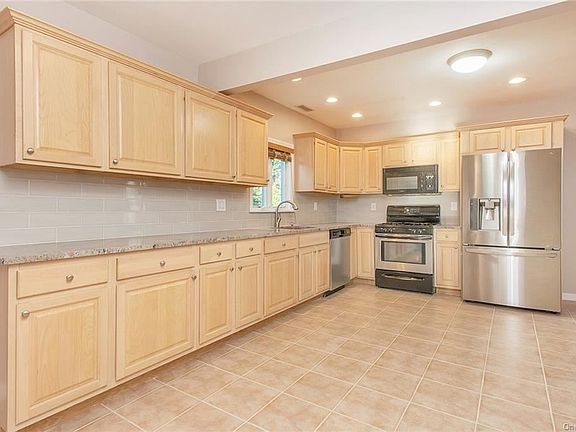 3rd image of 29 Orchard St Floor 2