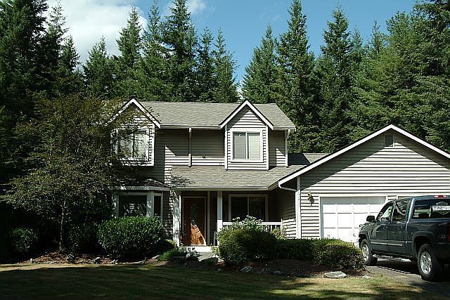 Beautiful home on 1 acre w/mountain view