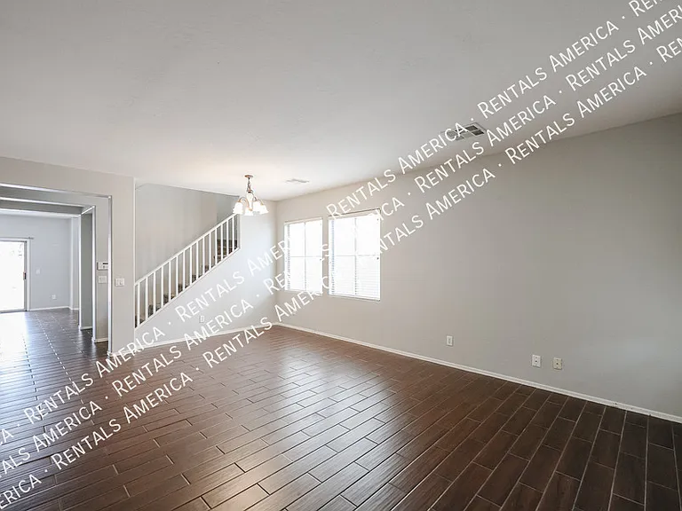 4563 E Oxford Ln — Photo 4