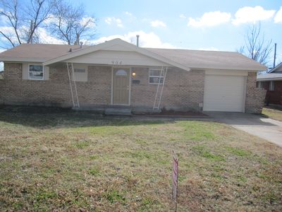 904 W Main St, Moore, OK, 73160