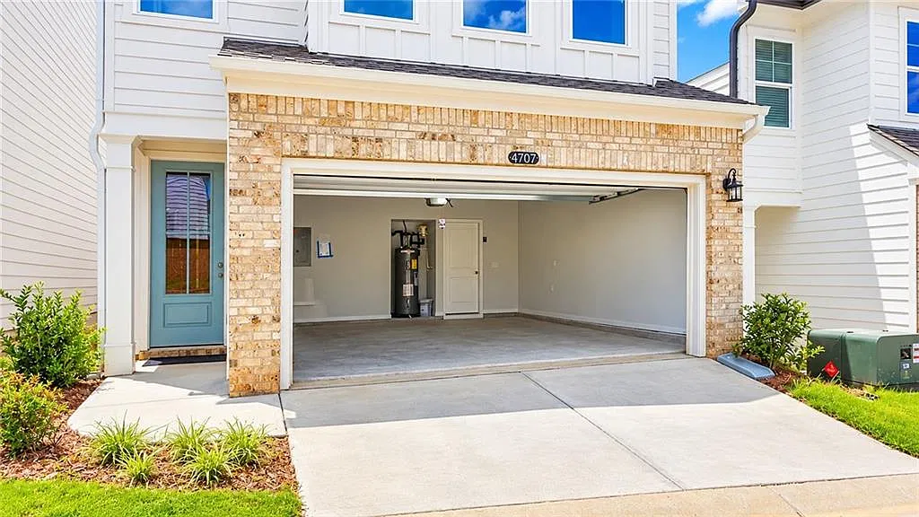 3 bed, 2.5 bath, 2046 sqft, $2,800 — Photo 3