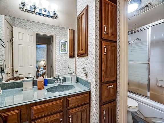 2nd image of 333 Melrose Dr APT 2B