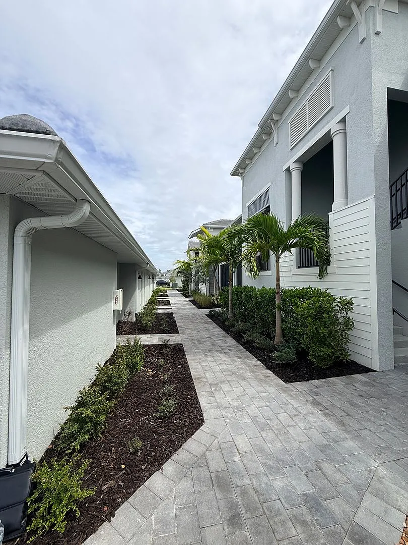 Beautifully Furnished Second-Floor Coach Home in the New Webb's Reserve Golf & Country Club Golf ... — Photo 2