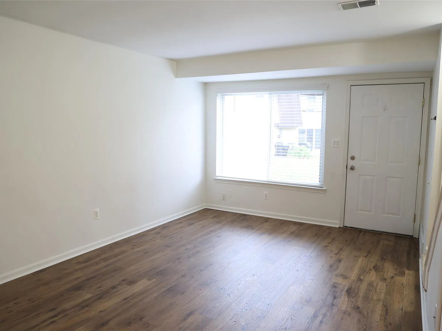 2 bed, 1.5 bath, 897 sqft, $1,350 — Photo 3
