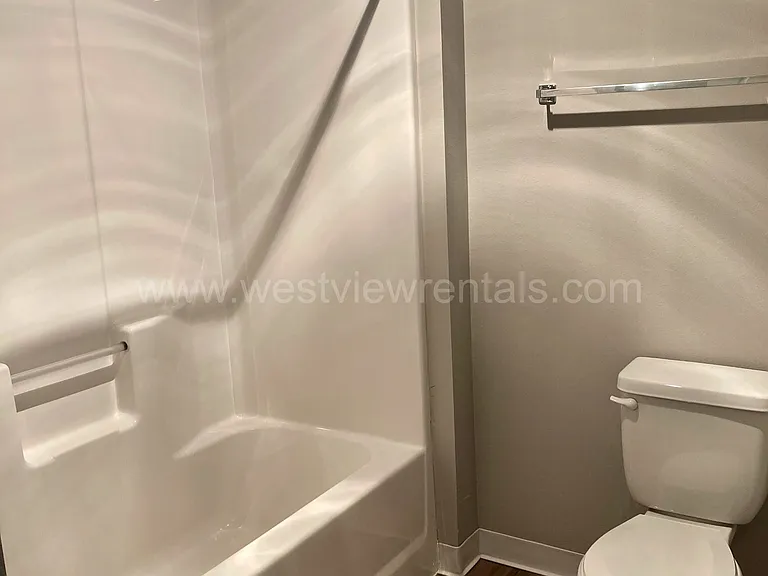 203 E Laurel St — Photo 10