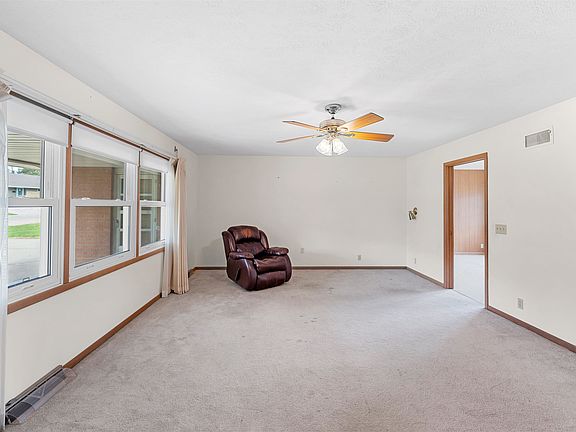 4th image of 429 Claremont Dr