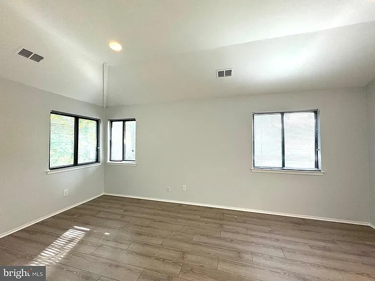 104 Sayre Dr — Photo 25
