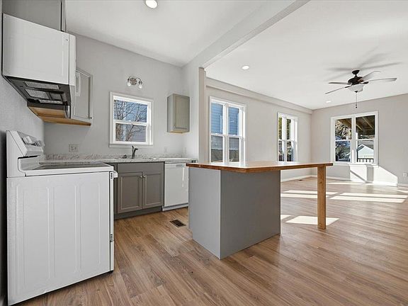 4th image of 8 Parkdale Ave