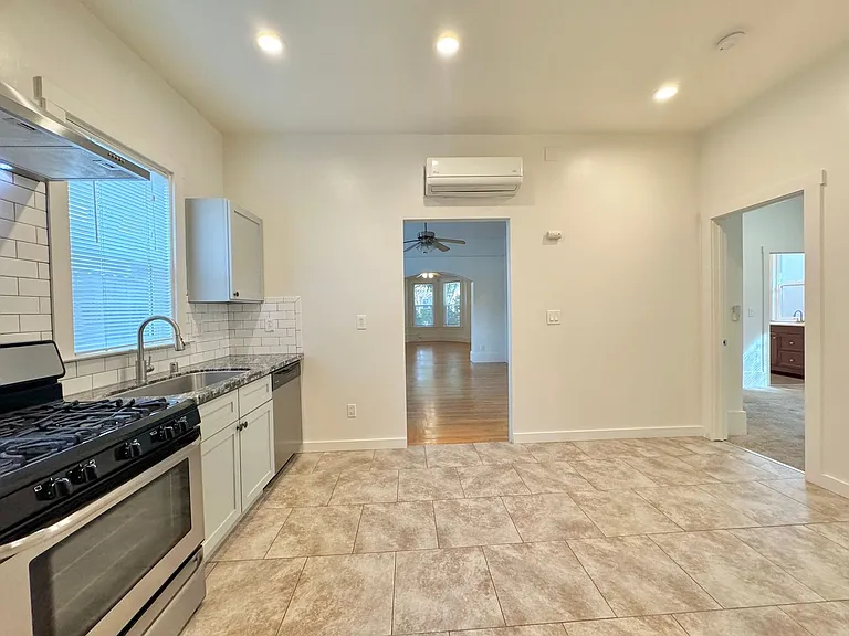 2608-2610 I Street — Photo 11