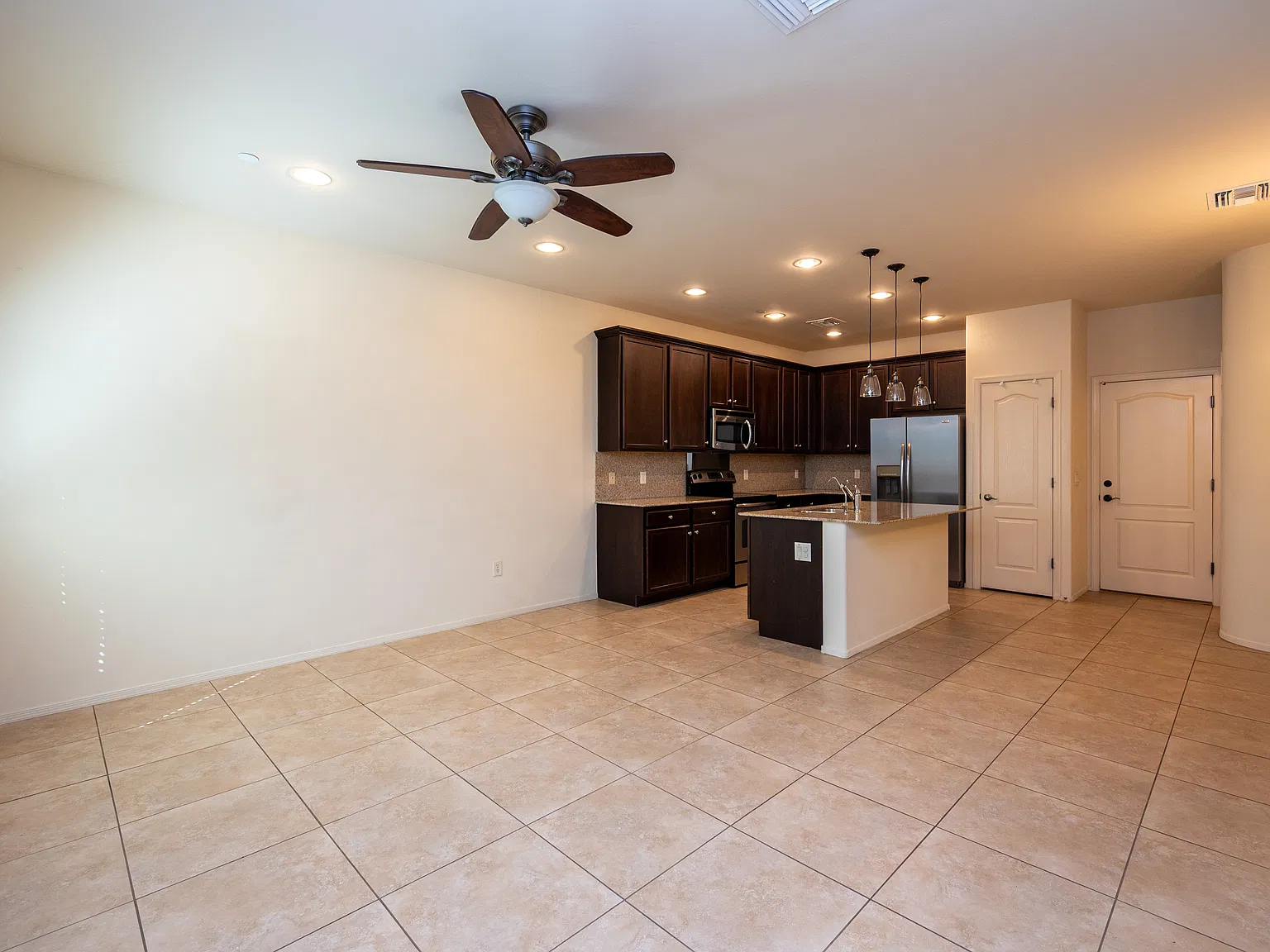 3 bed, 1811 sqft, $1,995 — Photo 4