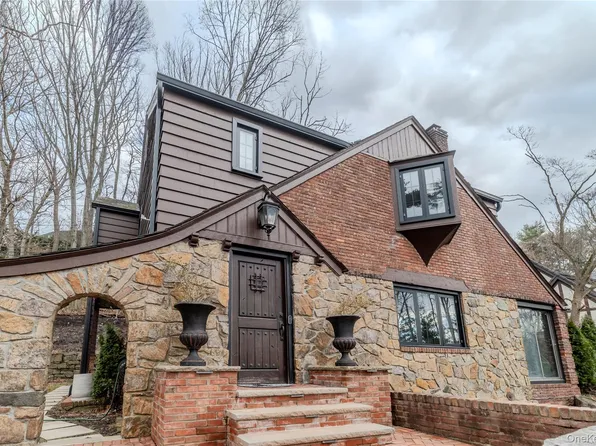 15 sinclair martin Drive, Roslyn, NY 11576