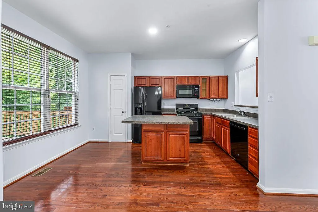 4 bed, 3.5 bath, 2332 sqft, $3,400 — Photo 4