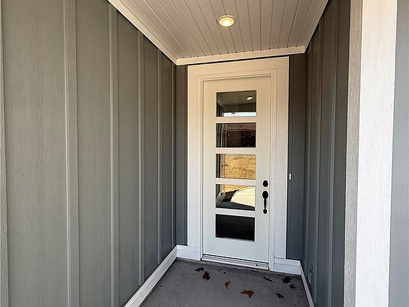 3rd image of 6 Dillow Ln