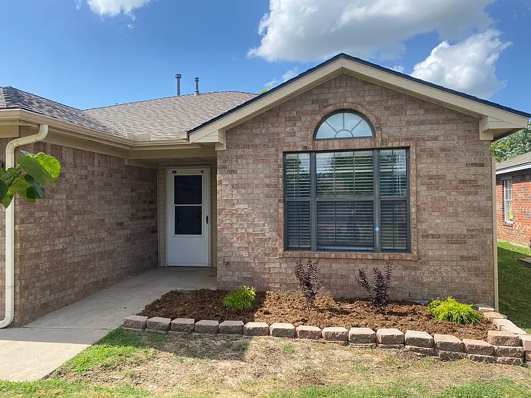 1433 Buena Vista Cir — Photo 2