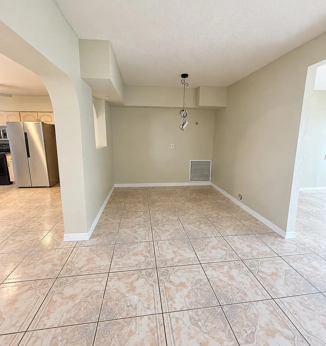 2 bed, 1.0 bath, 2215 sqft, $2,600 — Photo 2