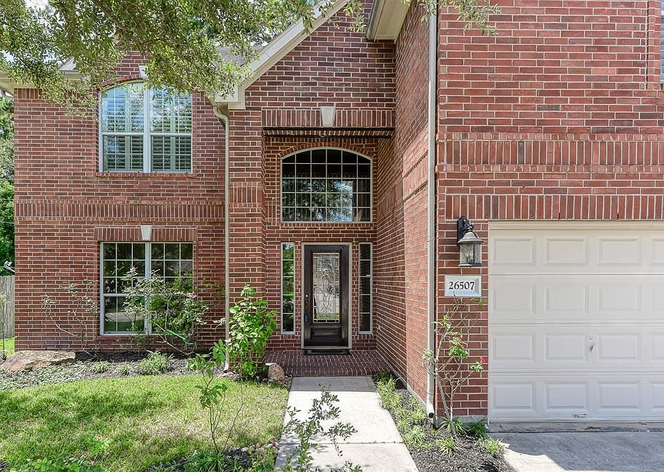 This spacious one owner home is move in ready. Quiet street location, large backyard and a newly updated master suite make this a great property for you!