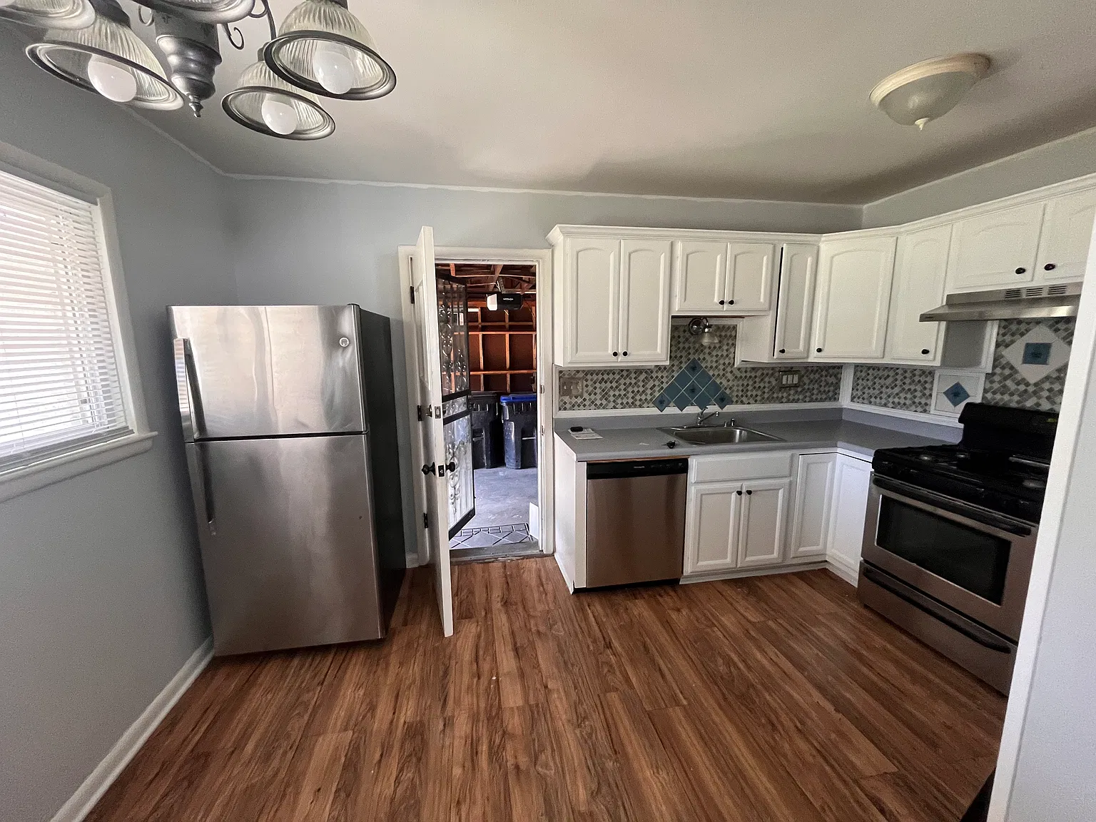 4 bed, 1.5 bath, 1200 sqft, $1,750 — Photo 2