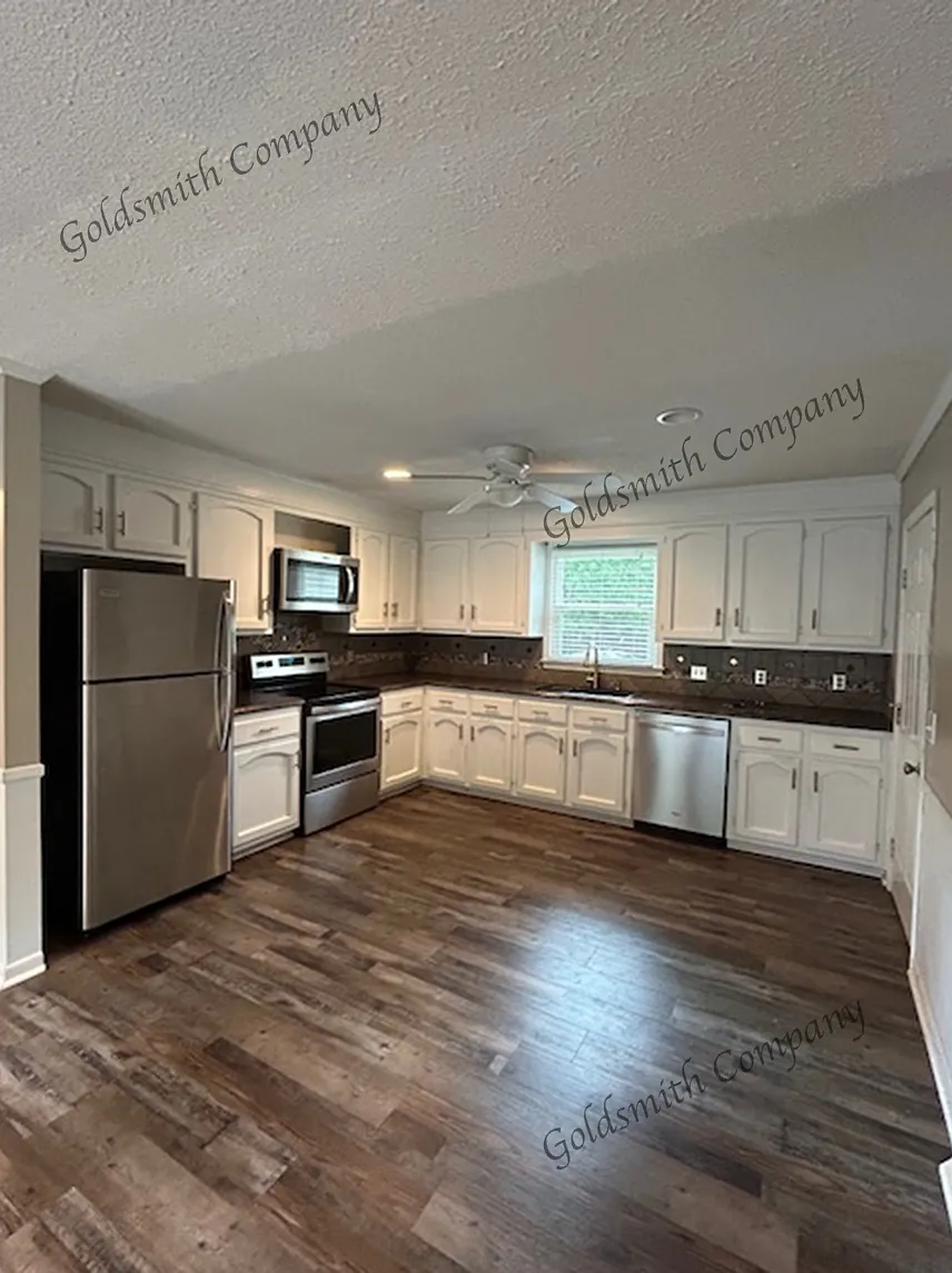3 bed, 2.0 bath, 1550 sqft, $1,895 — Photo 2