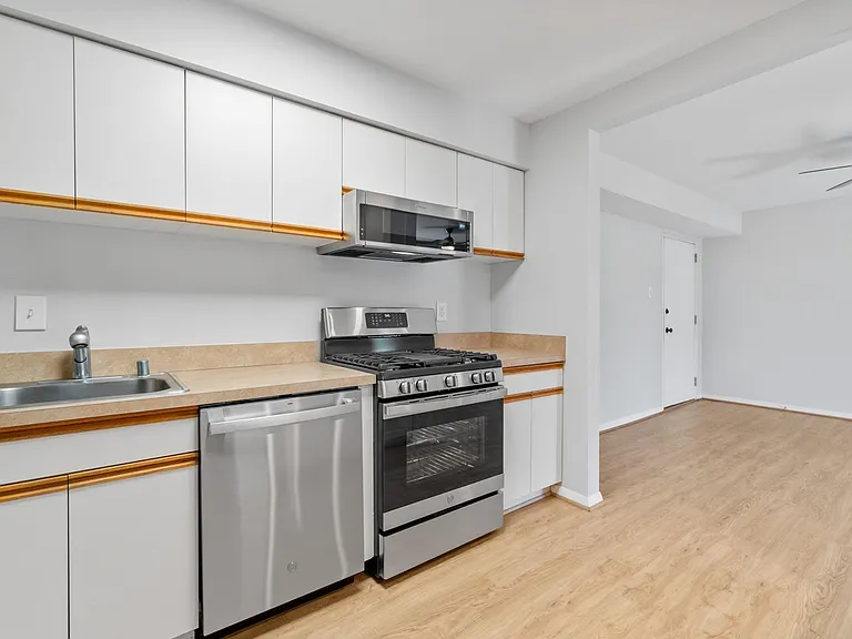 208 Victor Pkwy #A — Photo 6