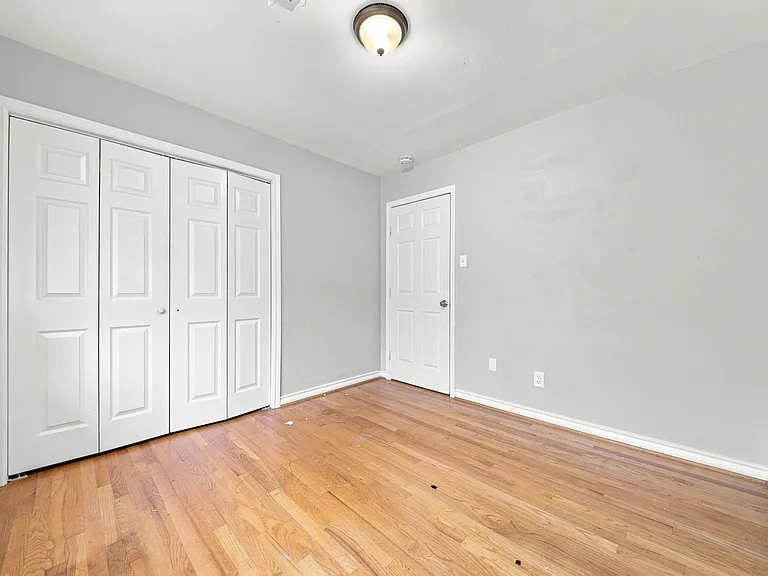 914 Martha St — Photo 23