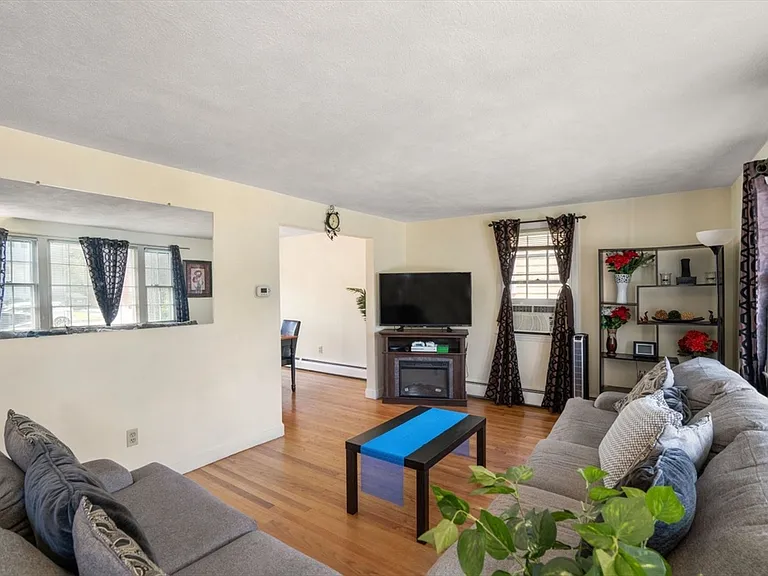 42 Rockland Ave — Photo 13