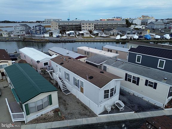 3rd image of 42 Middle Way Ln