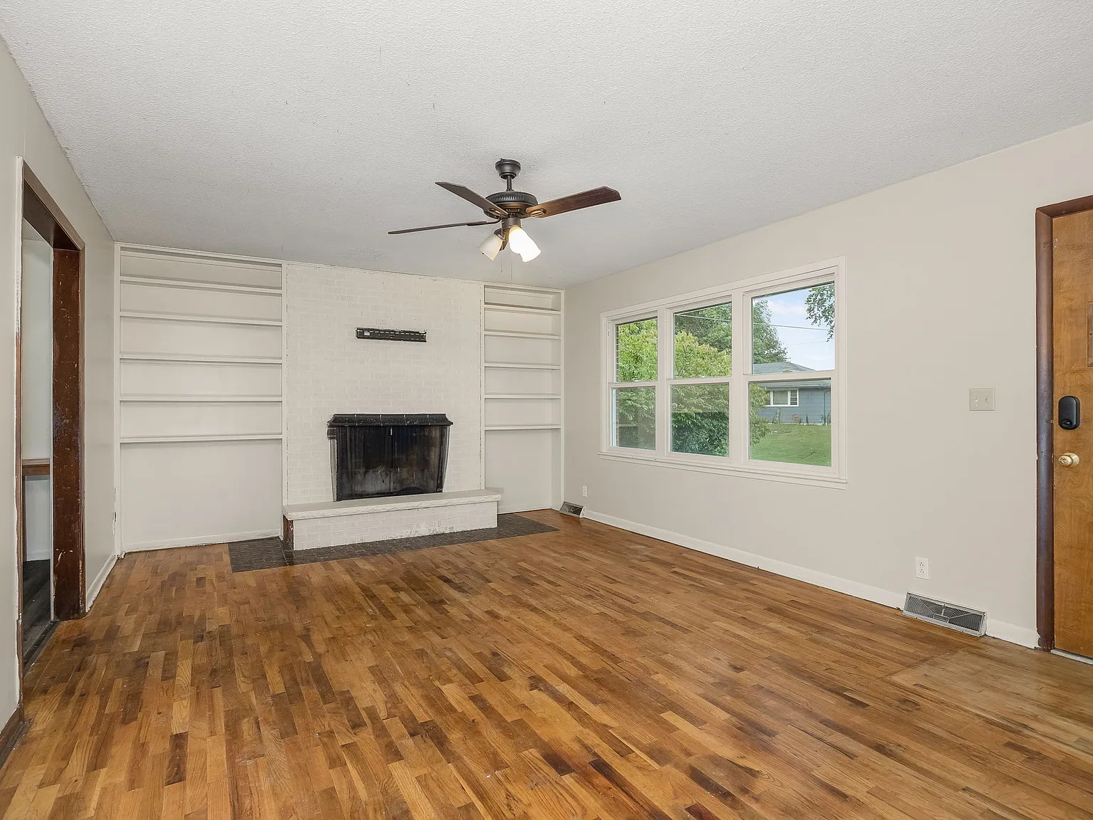 1806 Safari Dr — Photo 3