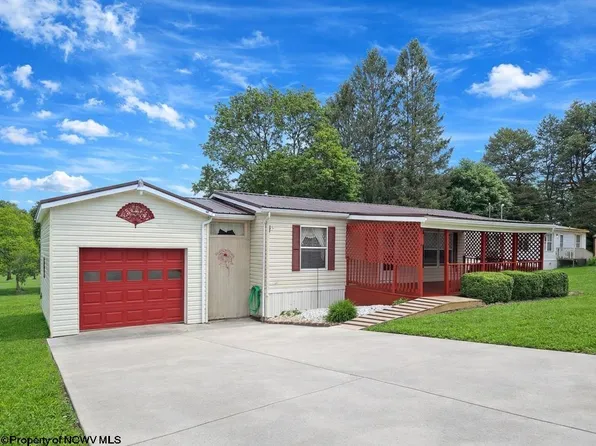211 Jaycee Ave, Terra Alta, WV 26764