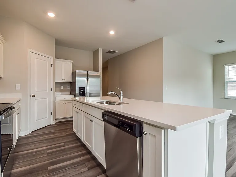 570 Knightsbridge Ln — Photo 6