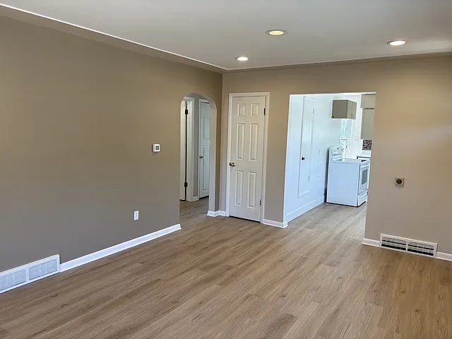 3 bed, 816 sqft, $2,200 — Photo 3