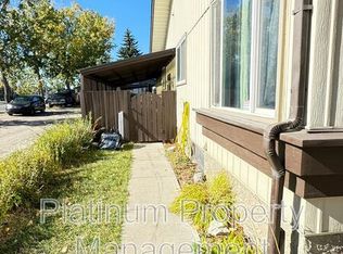 90 Midridge Gdns SE UNIT B, Calgary, AB T2X1C3