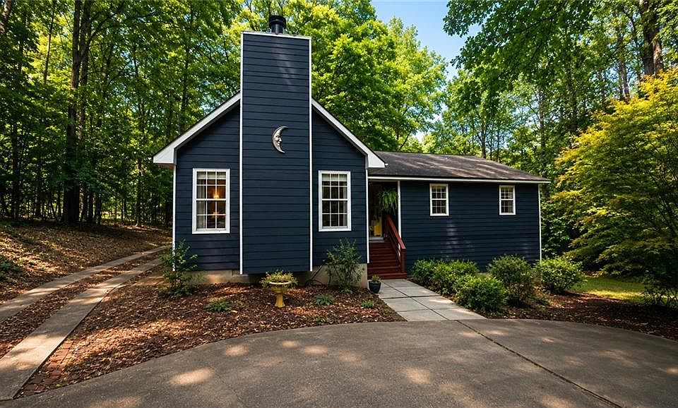 1st image of 125 Maple Pl