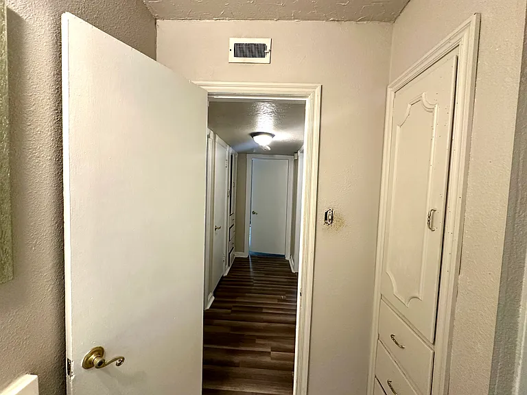 1405 Carlisle Ct — Photo 12