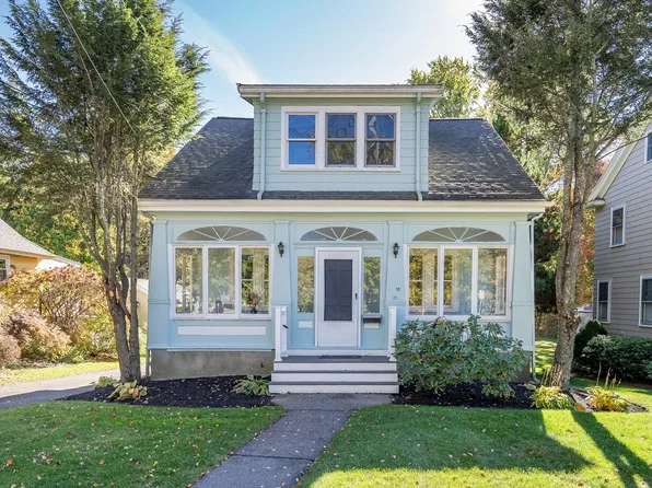 18 Middle St, Lexington, MA 02421