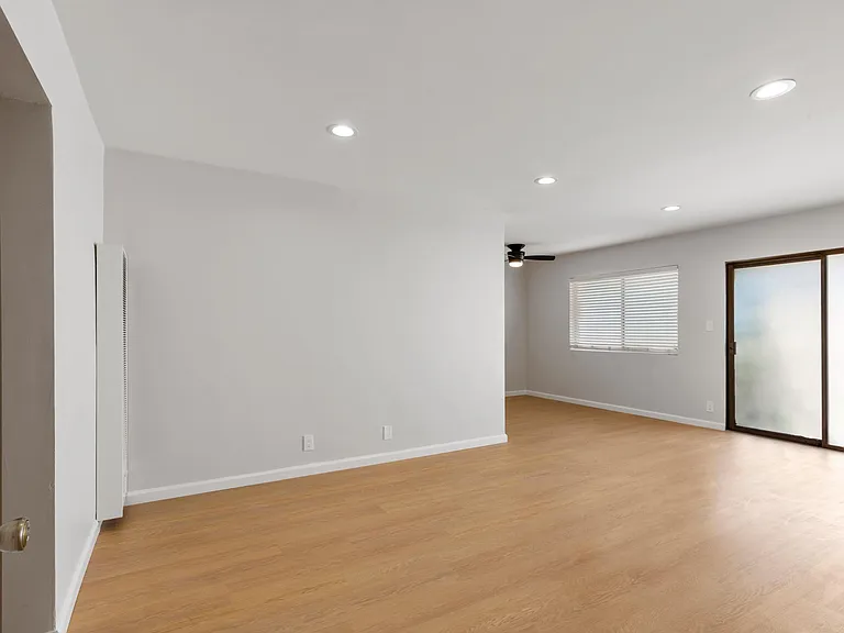 1107 E 3rd St #8 — Photo 11