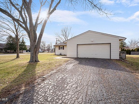 4th image of 384 Southwood Dr