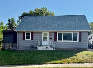 917 S 8th St, Clinton, IA 52732