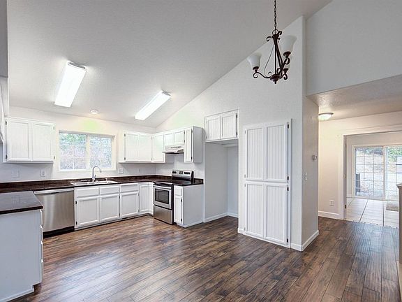 5th image of 3644 E Evans Cres