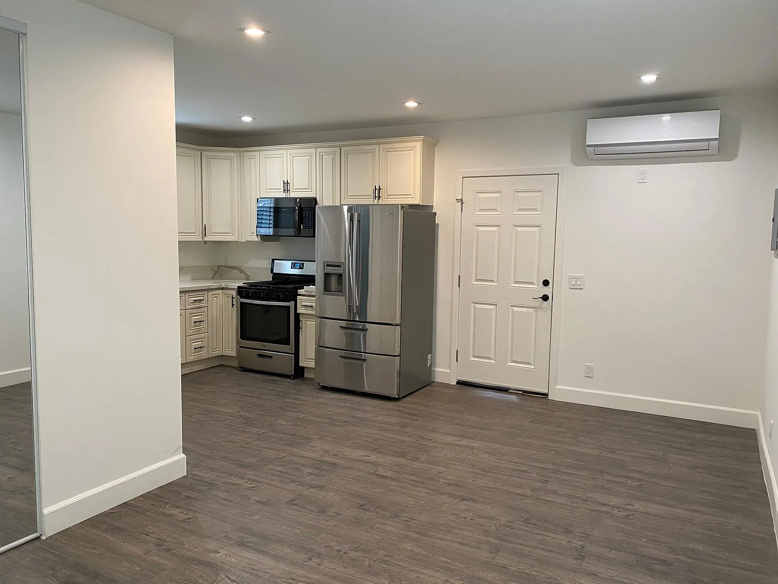 Studio, 400 sqft, $1,575 — Photo 4