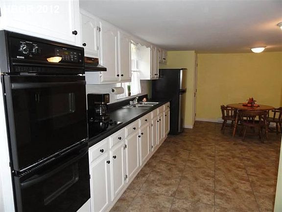 5th image of 225 Stanley Ave